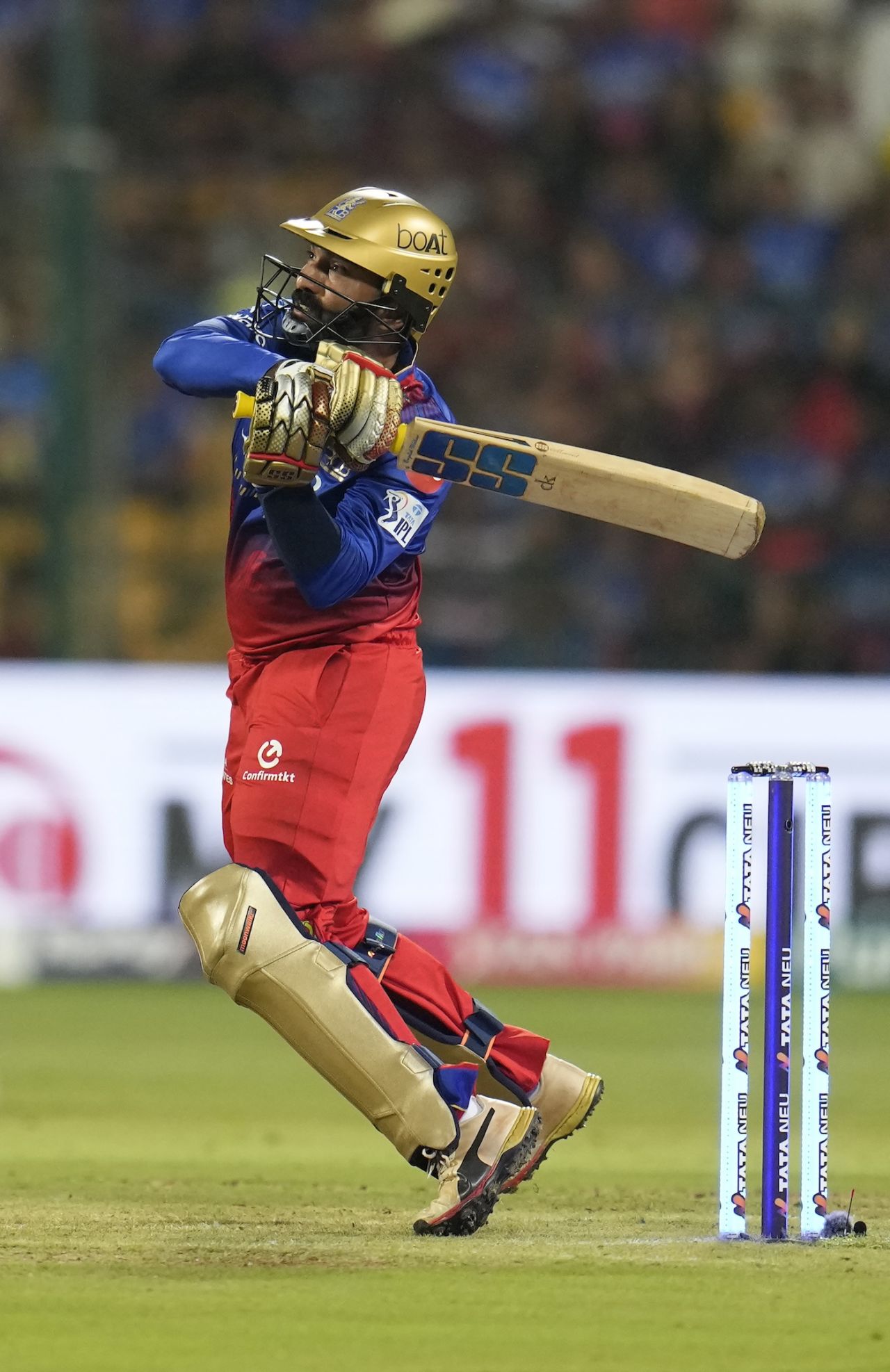 Dinesh Karthik swung hard, and connected, Royal Challengers Bengaluru vs Punjab Kings, IPL 2024, Bengaluru, March 25, 2024