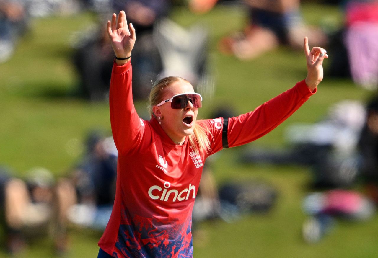 Sarah Glenn appeals, New Zealand vs England, 1st T20I, Dunedin, March 19, 2024