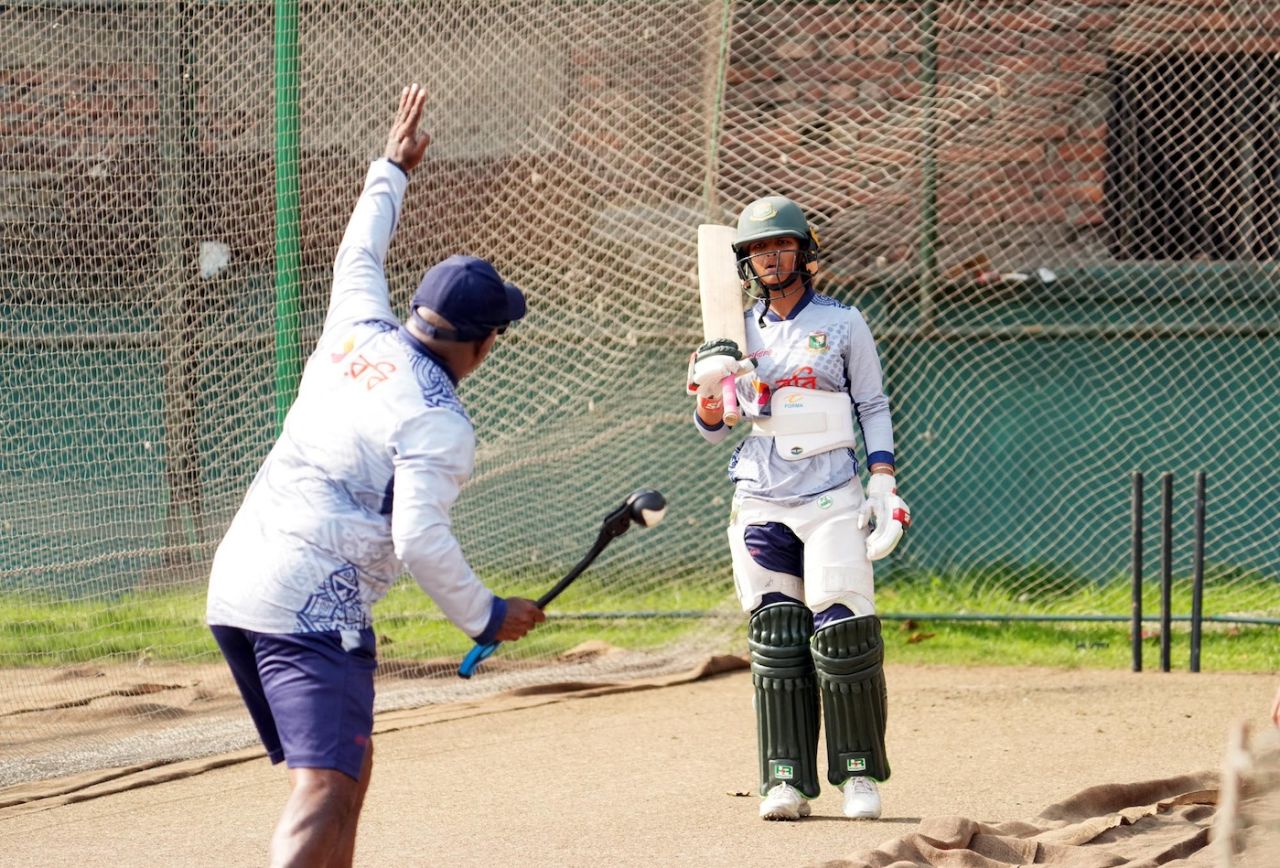 Sobhana Mostary pays close attention to the coach's instructions, Dhaka, April 1, 2024