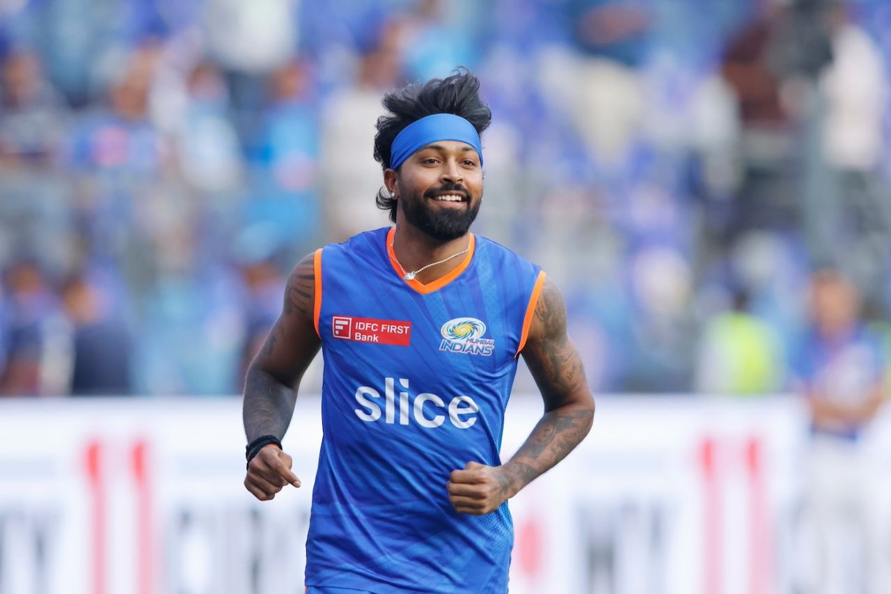 Hardik Pandya warms up with a run around the Wankhede, Mumbai Indians vs Rajasthan Royals, IPL 2024, Mumbai, April 1, 2024