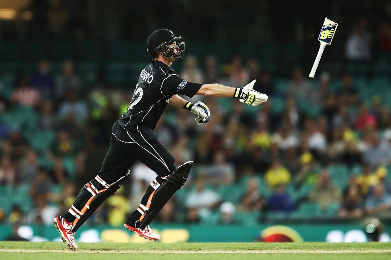 Colin Munro throws his bat handle away, Australia v New Zealand, 1st ODI, Sydney, December 4, 2016