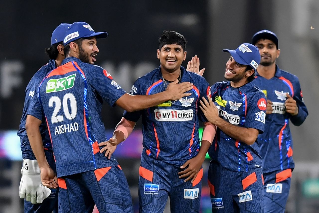 Yash Thakur gets mobbed by team-mates after getting the first breakthrough, Lucknow Super Giants vs Delhi Capitals, IPL 2024, Lucknow, April 12, 2024