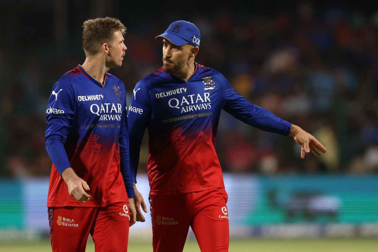 Faf du Plessis has a word with Lockie Ferguson on an evening to forget for RCB, Royal Challengers Bengaluru vs Sunrisers Hyderabad, IPL 2024, Bengaluru, April 15, 2024