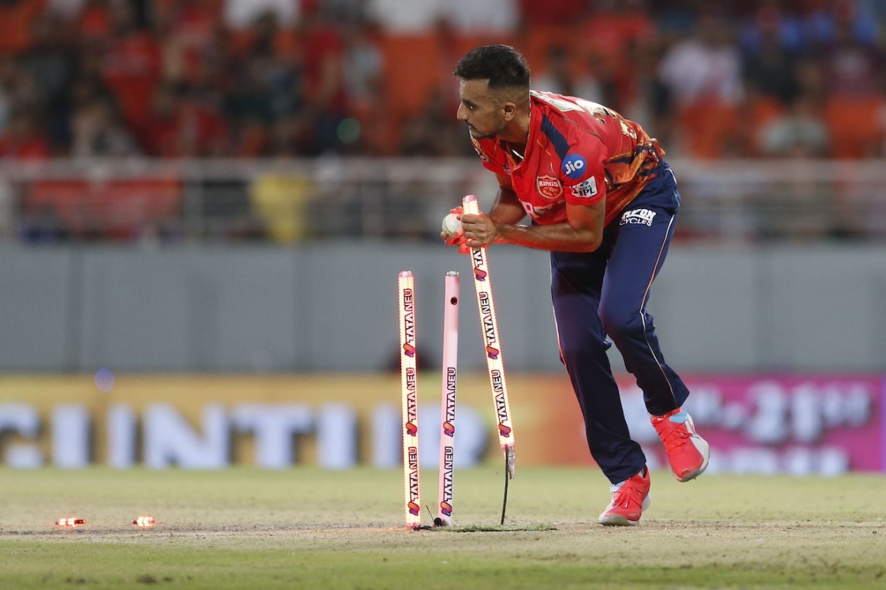 Harshal Patel completes Mohammad Nabi's run out to wind up an excellent final over, Punjab Kings vs Mumbai Indians, IPL 2024, Mullanpur, April 18, 2024
