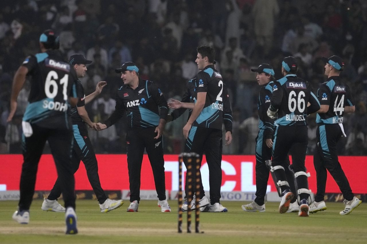 New Zealand celebrate the early fall of Babar Azam, Pakistan vs New Zealand, 4th T20I, Lahore, April 25, 2024