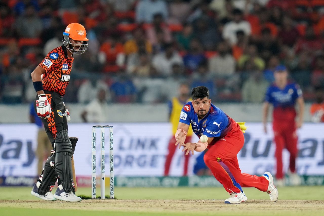 Karn Sharma takes a catch off his own bowling to dismiss Abdul Samad, Sunrisers Hyderabad vs Royal Challengers Bengaluru, IPL 2024, Hyderabad, April 25, 2024