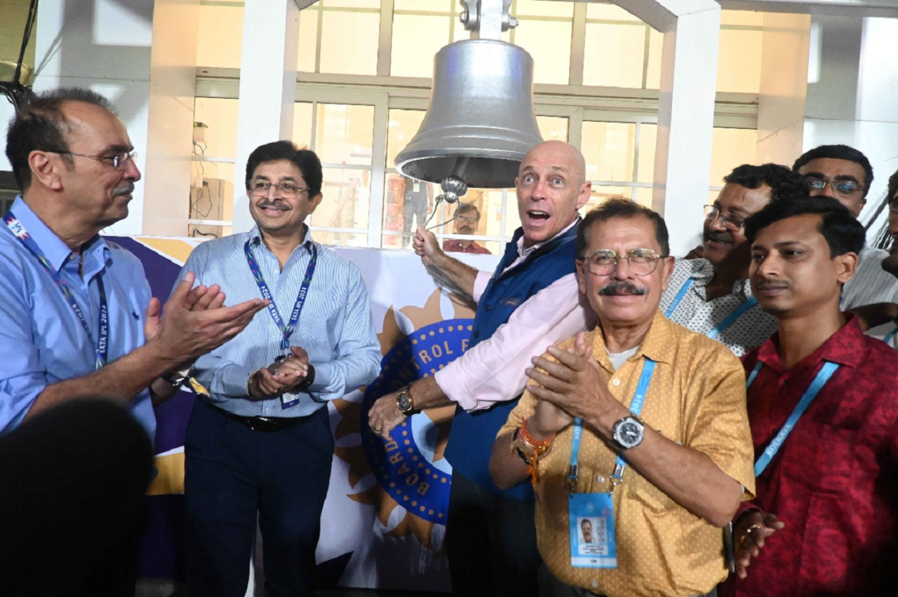 Danny Morrison rings the ball at Eden Gardens, Kolkata Knight Riders vs Punjab Kings, IPL 2024, Kolkata, April 26, 2024