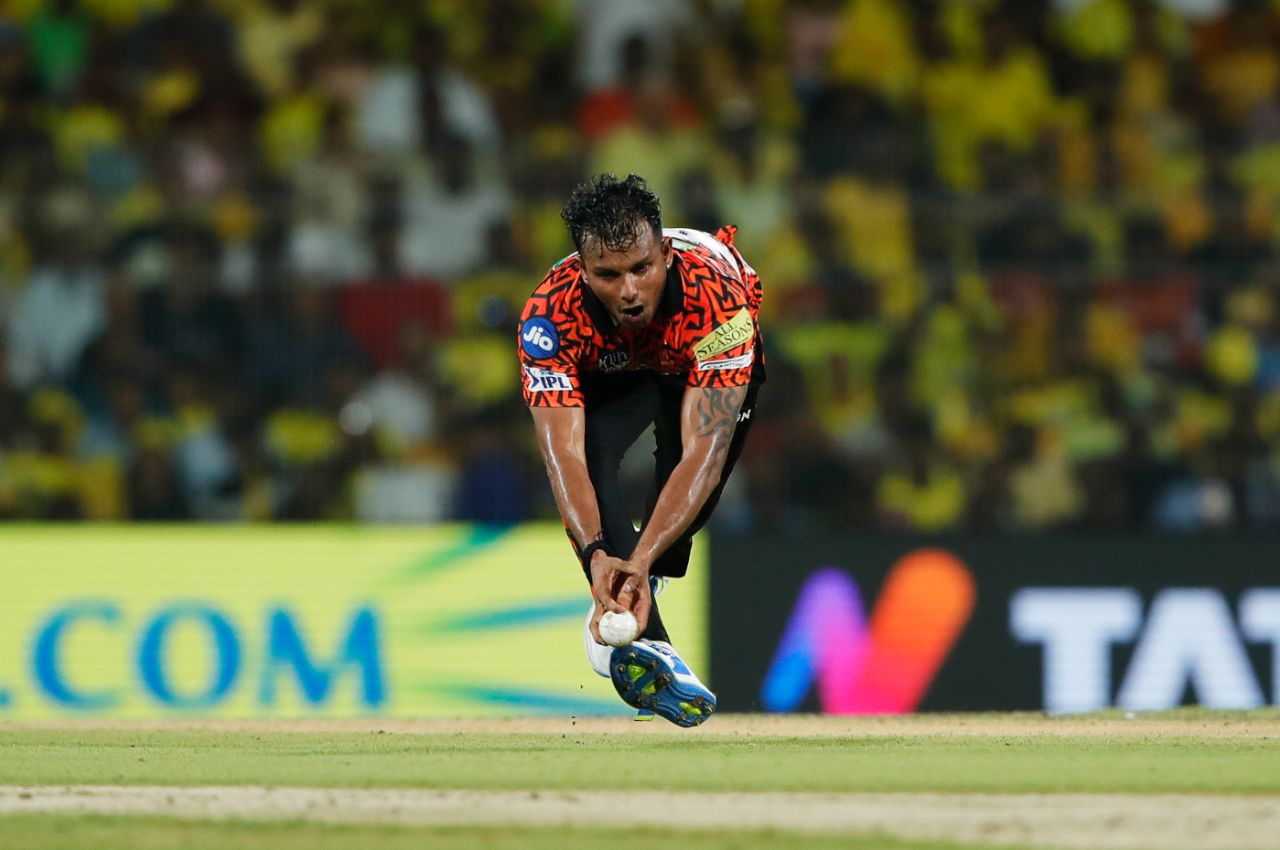T Natarajan dives valiantly but unsuccessfully in an attempt to take a return-catch to send Shivam Dube back, Chennai Super Kings vs Sunrisers Hyderabad, IPL 2024, Chennai, April 28, 2024