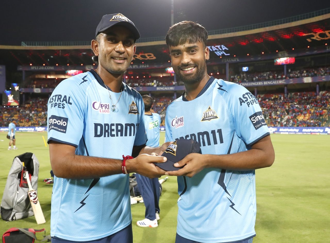 Manav Suthar gets his maiden IPL cap from Jayant Yadav, Royal Challengers Bengaluru vs Gujarat Titans, IPL 2024, Bengaluru, May 4, 2024