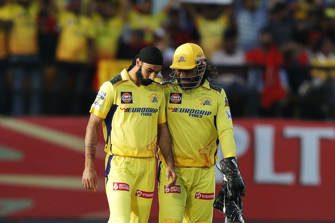 Simarjeet Singh gets some assistance from MS Dhoni, Punjab Kings vs Chennai Super Kings, IPL 2024, Dharamsala, May 5, 2024