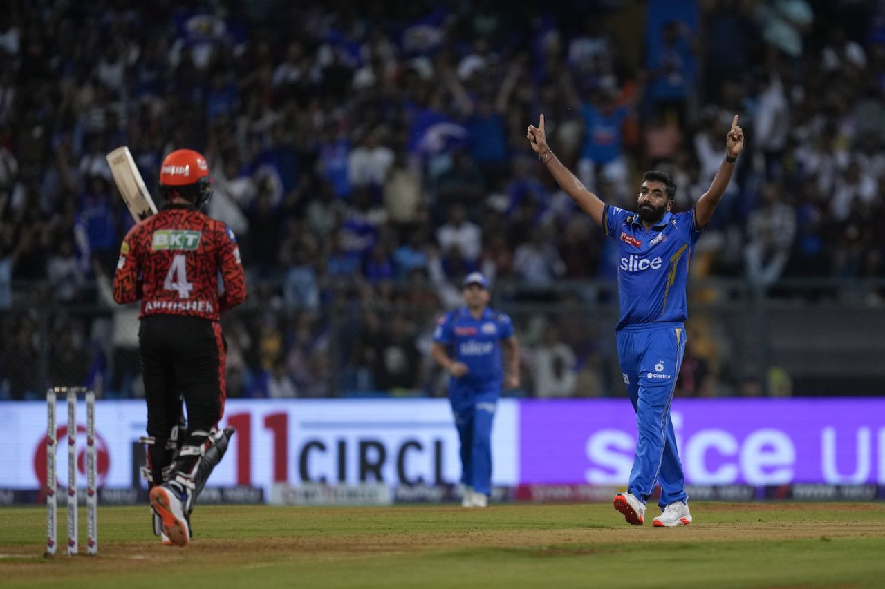Jasprit Bumrah picked up the first wicket of the match, Mumbai Indians vs Sunrisers Hyderabad, IPL 2024, Mumbai, May 6, 2024 