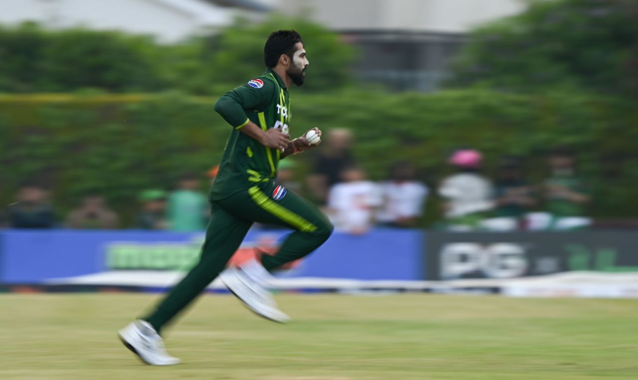 Mohammad amir runs in to bowl, Ireland vs Pakistan, 2nd T20I, Dublin, May 12, 2024