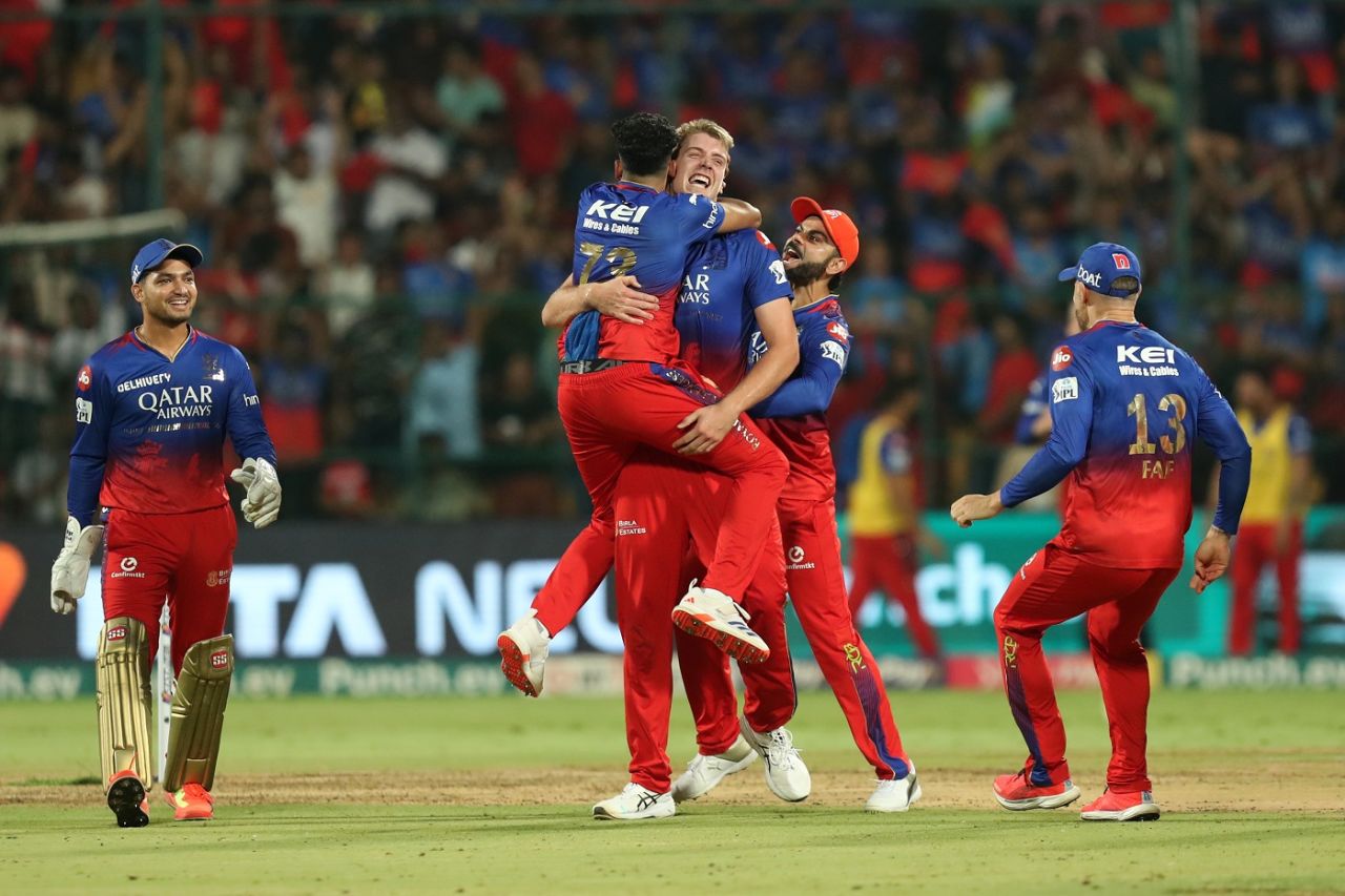Cameron Green is congratulated by his team-mates for the Tristan Stubbs run out, Royal Challengers Bengaluru vs Delhi Capitals, IPL 2024, Bengaluru, May 12, 2024