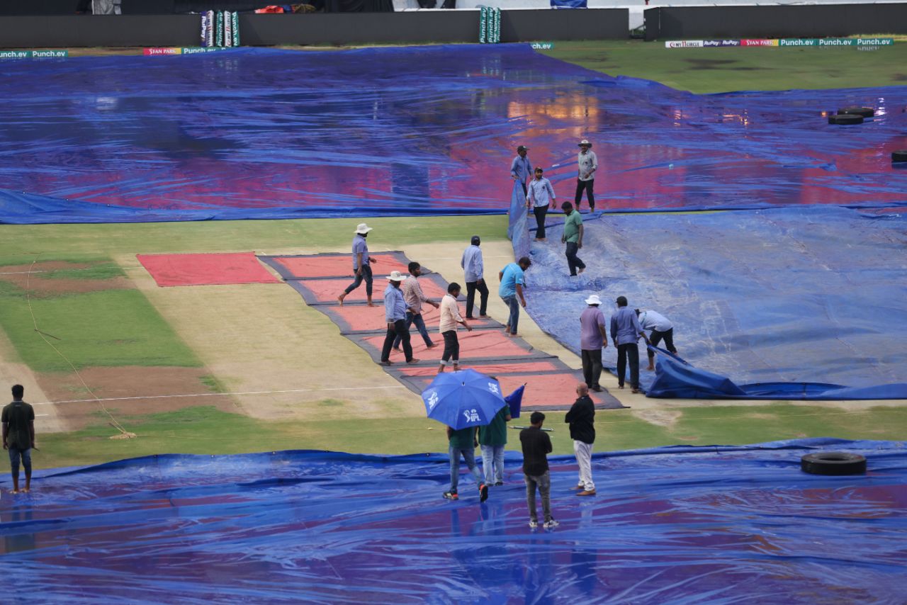 Groundstaff work on the covers in Hyderabad, Sunrisers Hyderabad vs Gujarat Titans, IPL 2024, Hyderabad, May 16, 2024