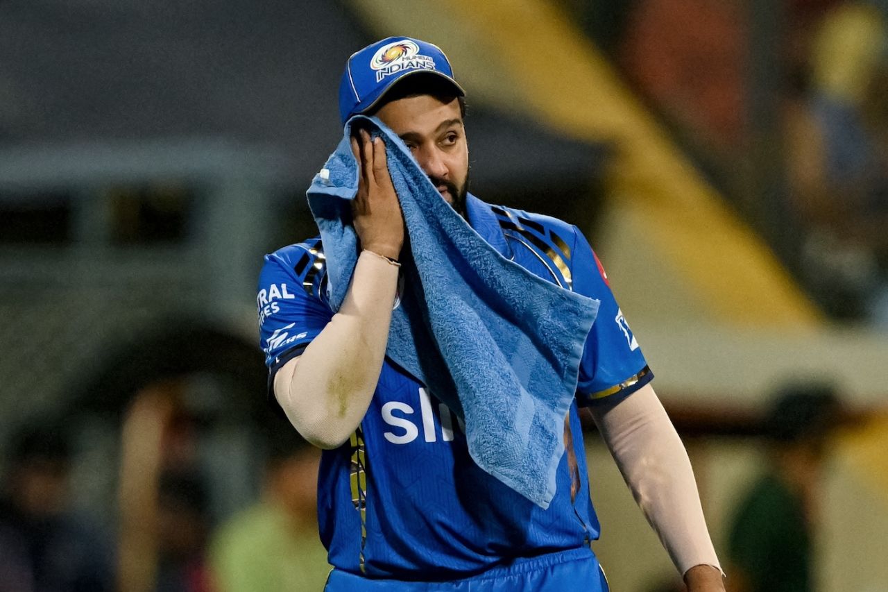 Rohit Sharma feels the heat (and the humidity), Mumbai Indians vs Lucknow Super Giants, IPL 2024, Mumbai, May 17, 2024