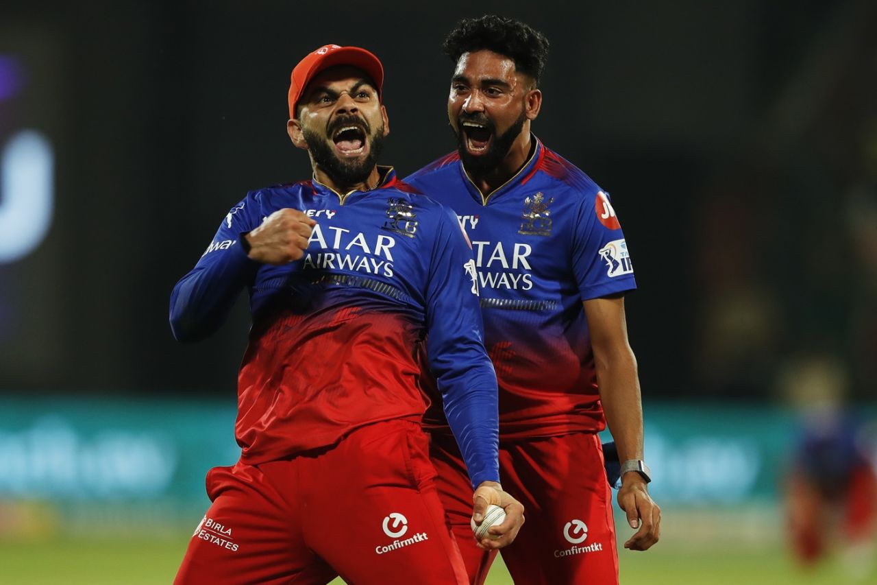 Virat Kohli and Mohammed Siraj celebrate after the former took a superb catch to dismiss Daryl Mitchell, Royal Challengers Bengaluru vs Chennai Super Kings, IPL 2024, Bengaluru, May 18, 2024