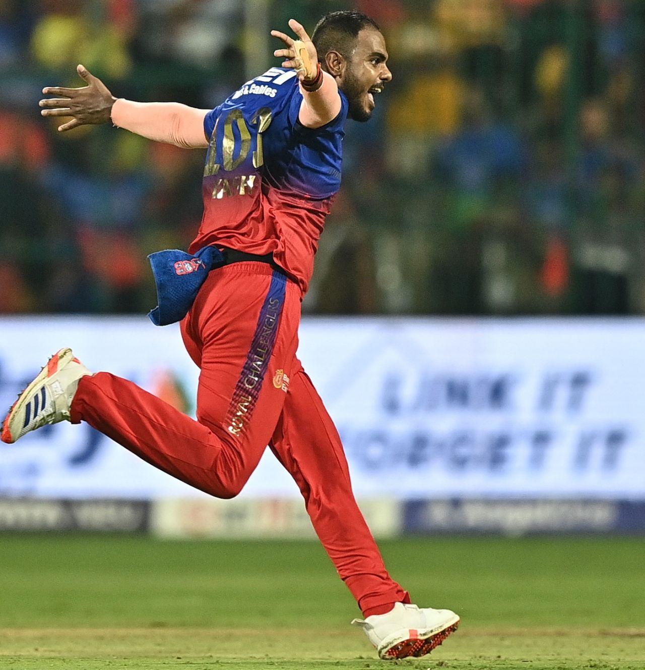 Yash Dayal, after a dot off the penultimate ball, can finally celebrate, Royal Challengers Bengaluru vs Chennai Super Kings, IPL 2024, Bengaluru, May 18, 2024