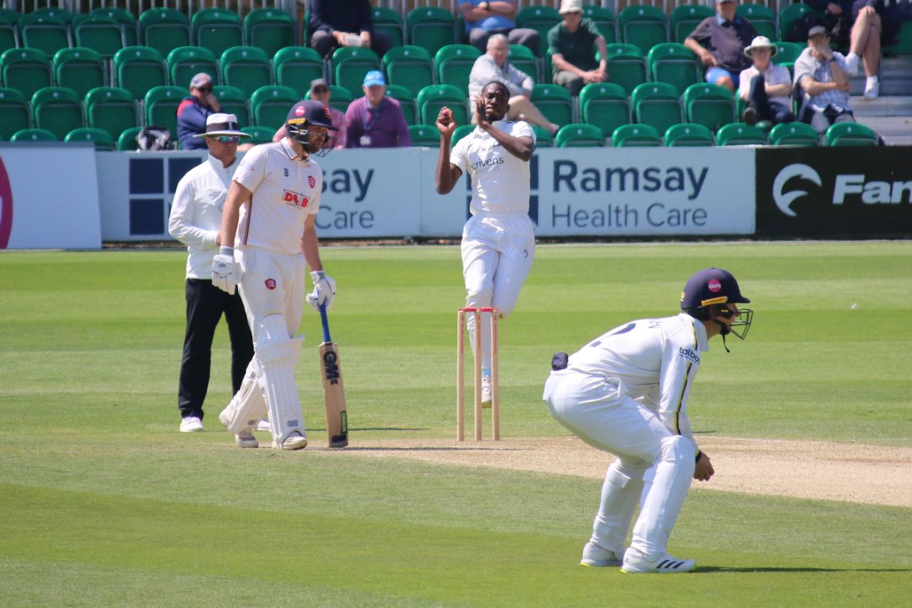 Che Simmons bowls during his first-class debut, Essex vs Warwickshire, 4th day, Chelmsford, May 20, 2024