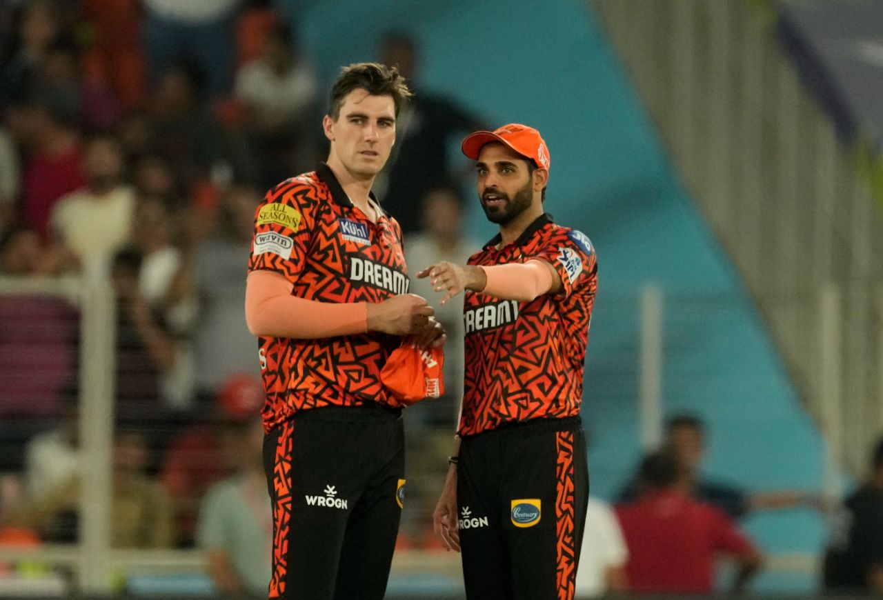 Pat Cummins and Bhuvneshwar Kumar talk tactics during KKR's chase, Kolkata Knight Riders vs Sunrisers Hyderabad, Qualifier 1, IPL 2024, Ahmedabad, May 21, 2024