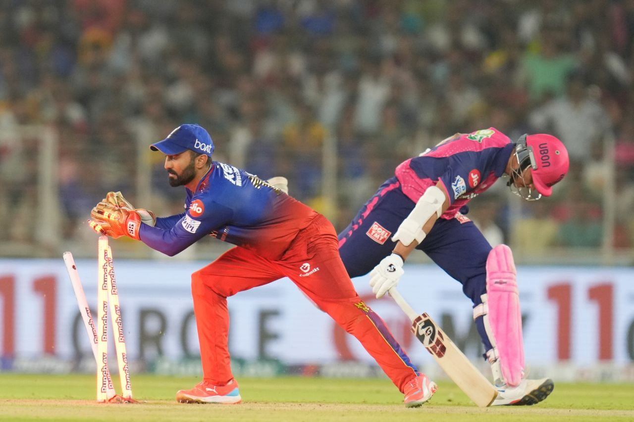 Dinesh Karthik tries to run Yashasvi Jaiswal out, Rajasthan Royals vs Royal Challengers Bengaluru, IPL 2024, Eliminator, Ahmedabad, May 22, 2024 