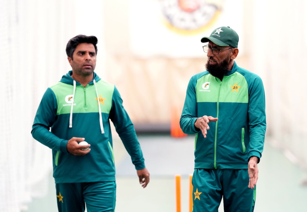 Taufeeq Umar and Mohtashim Rasheed, the batting coach and head coach of the Pakistan women's team, have a chat, England vs Pakistan, 3rd Women's ODI, Chelmsford, May 28, 2024