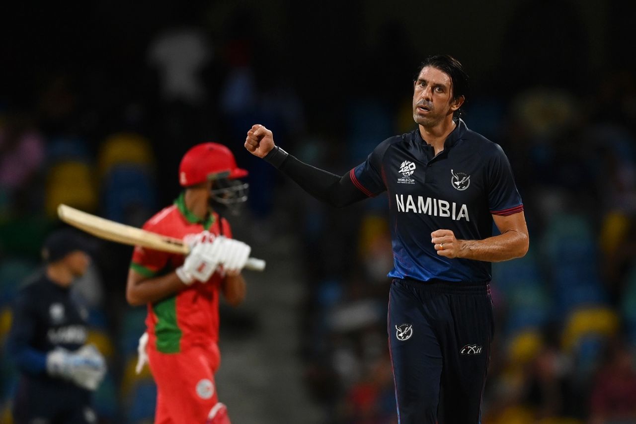 David Wiese struck to dismiss Naseem Khushi in the one-over eliminator, Namibia vs Oman, T20 World Cup 2024, Group B, Bridgetown, June 2, 2024