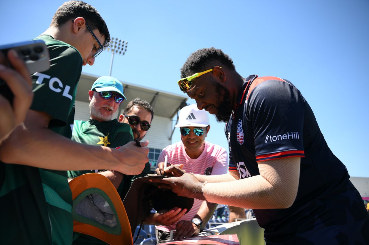 Steven Taylor signs an autograph for Pakistan fans, T20 World Cup 2024, USA vs Pakistan, Dallas, June 6 2024