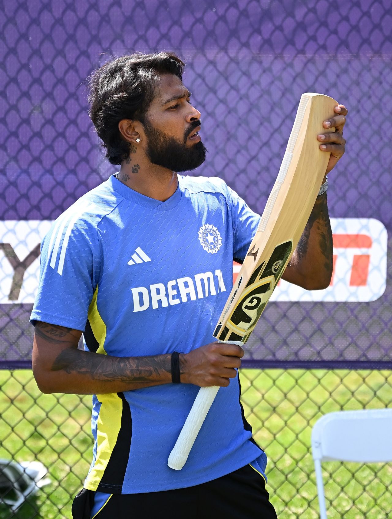 Hardik Pandya checks out his WMD, T20 World Cup 2024, New York, June 7, 2024