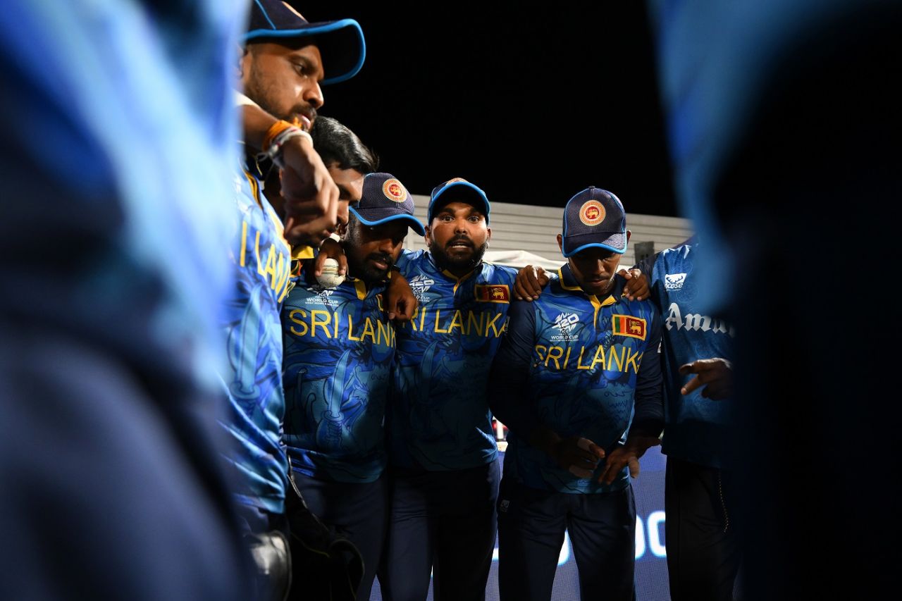 Wanindu Hasaranga talks in the Sri Lanka huddle, Bangladesh vs Sri Lanka, T20 World Cup, Dallas, June 7, 2024