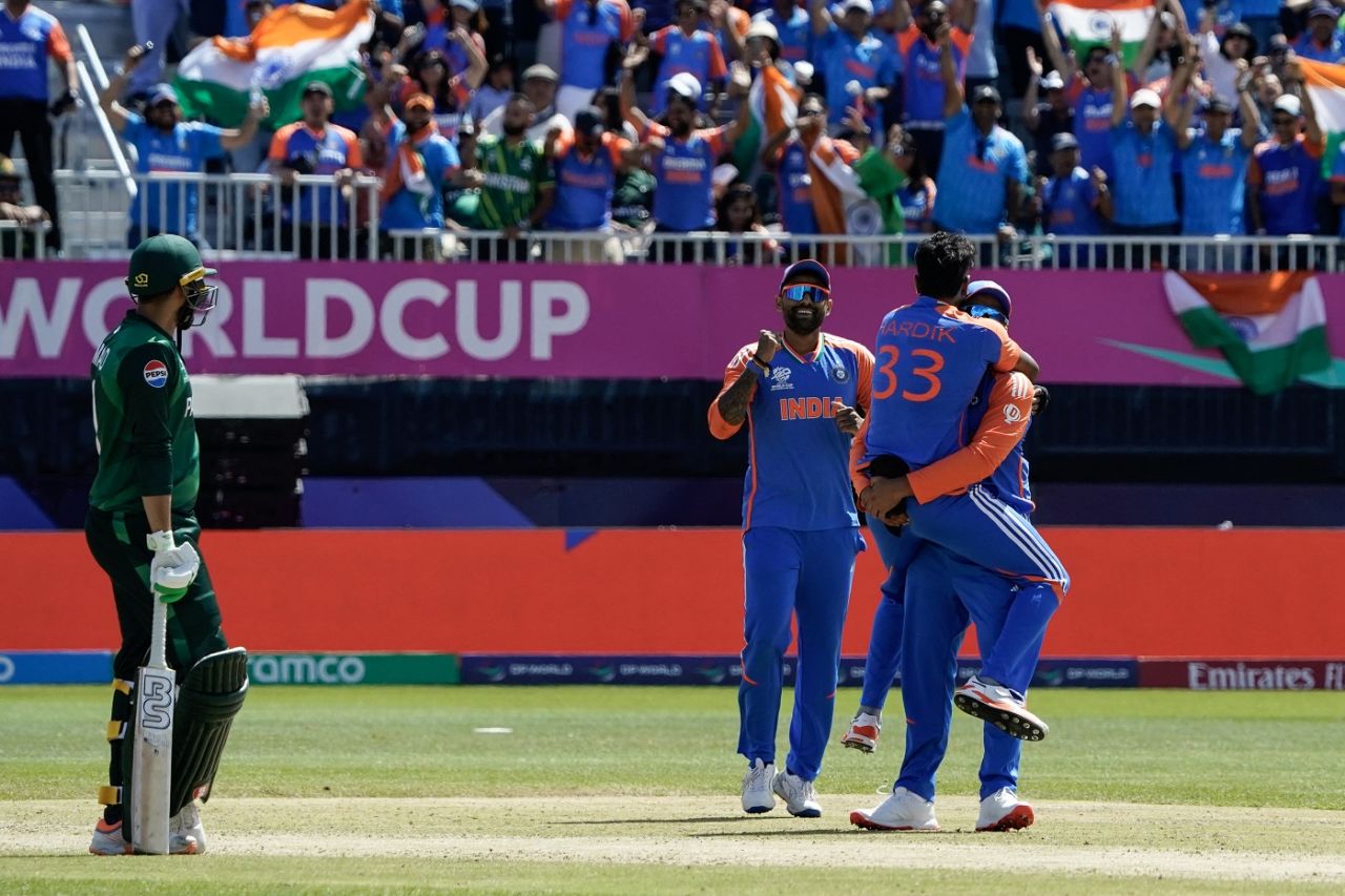 Hardik Pandya celebrates with his team-mates after sending back Shadab Khan, India vs Pakistan, T20 World Cup 2024, New York, June 9, 2024