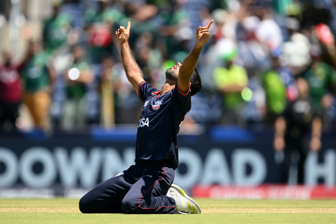 Saurabh Netravalkar sinks to his knees after the victory in the Super Over, Pakistan vs USA, T20 World Cup, Dallas, June 6, 2024