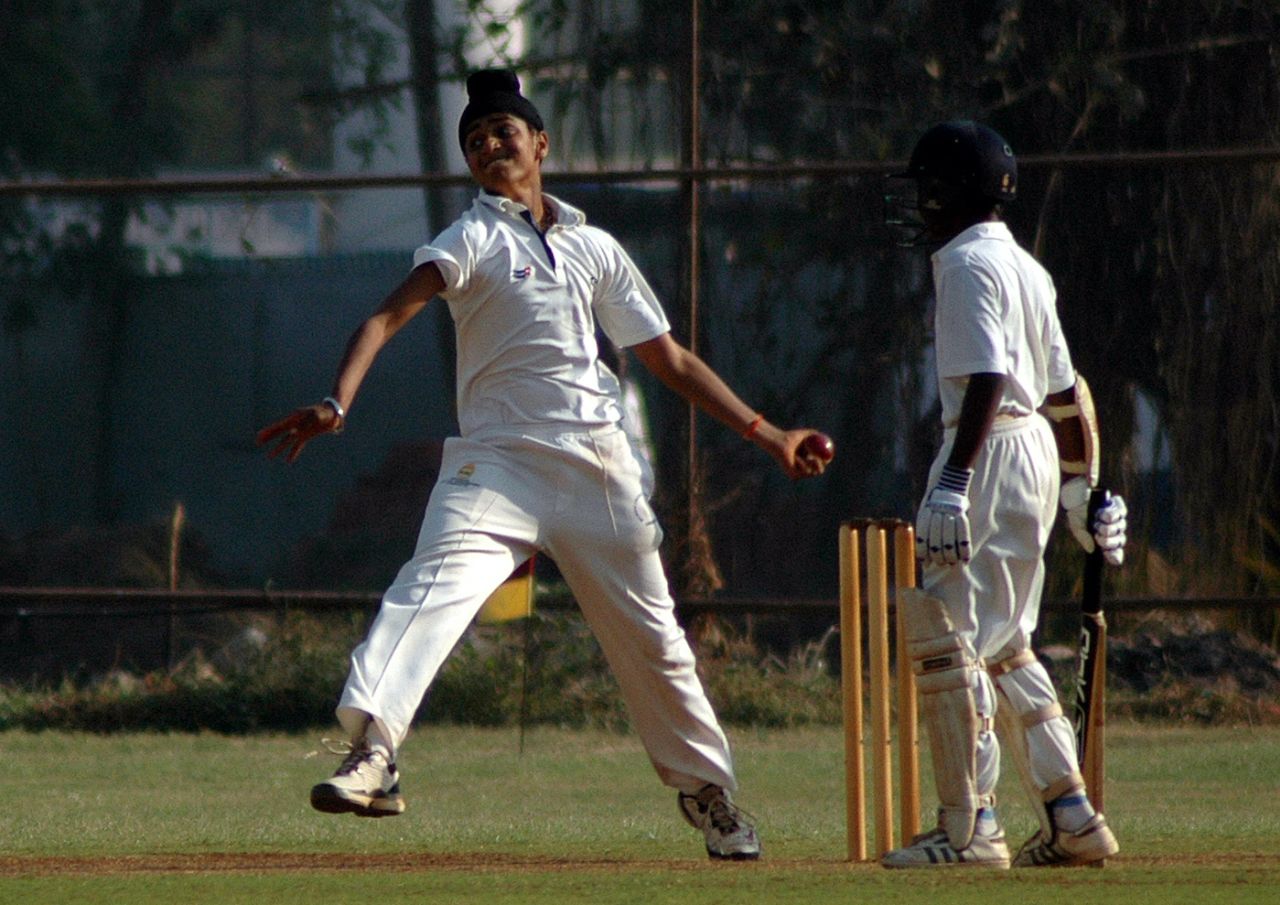 Harmeet Singh bowls the opening spell of the second innings, Swami Vivekanand vs Hansraj Morarji Public, MCA ground, Kandivali, Mumbai, January 23, 2007