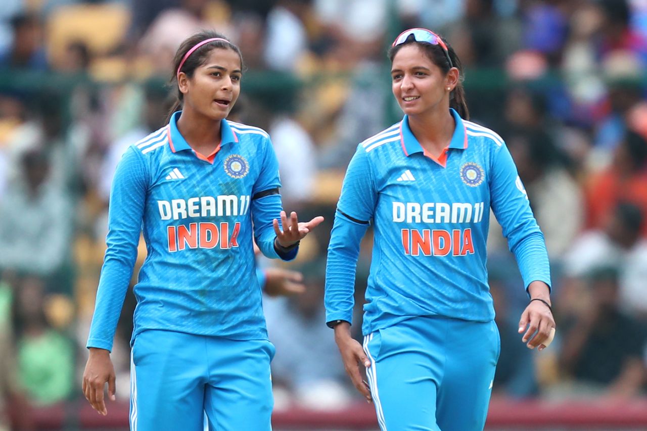 Shreyanka Patil has a word with Harmanpreet Kaur, India Women vs South Africa Women, 3rd ODI, Bengaluru, June 23, 2024