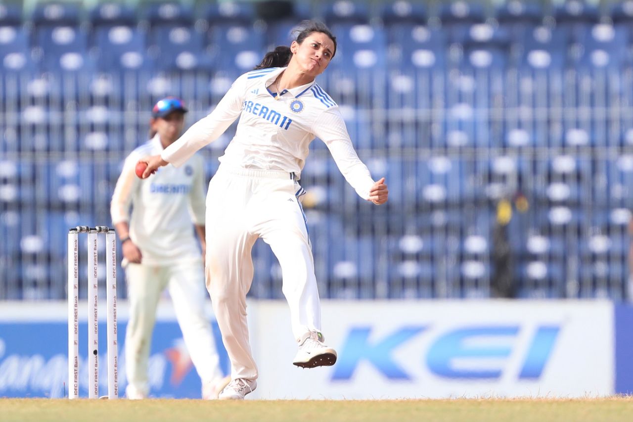 Smriti Mandhana bowls her first over in Test cricket, India vs South Africa, Only women's Test, 2nd day, Chennai, June 29, 2024