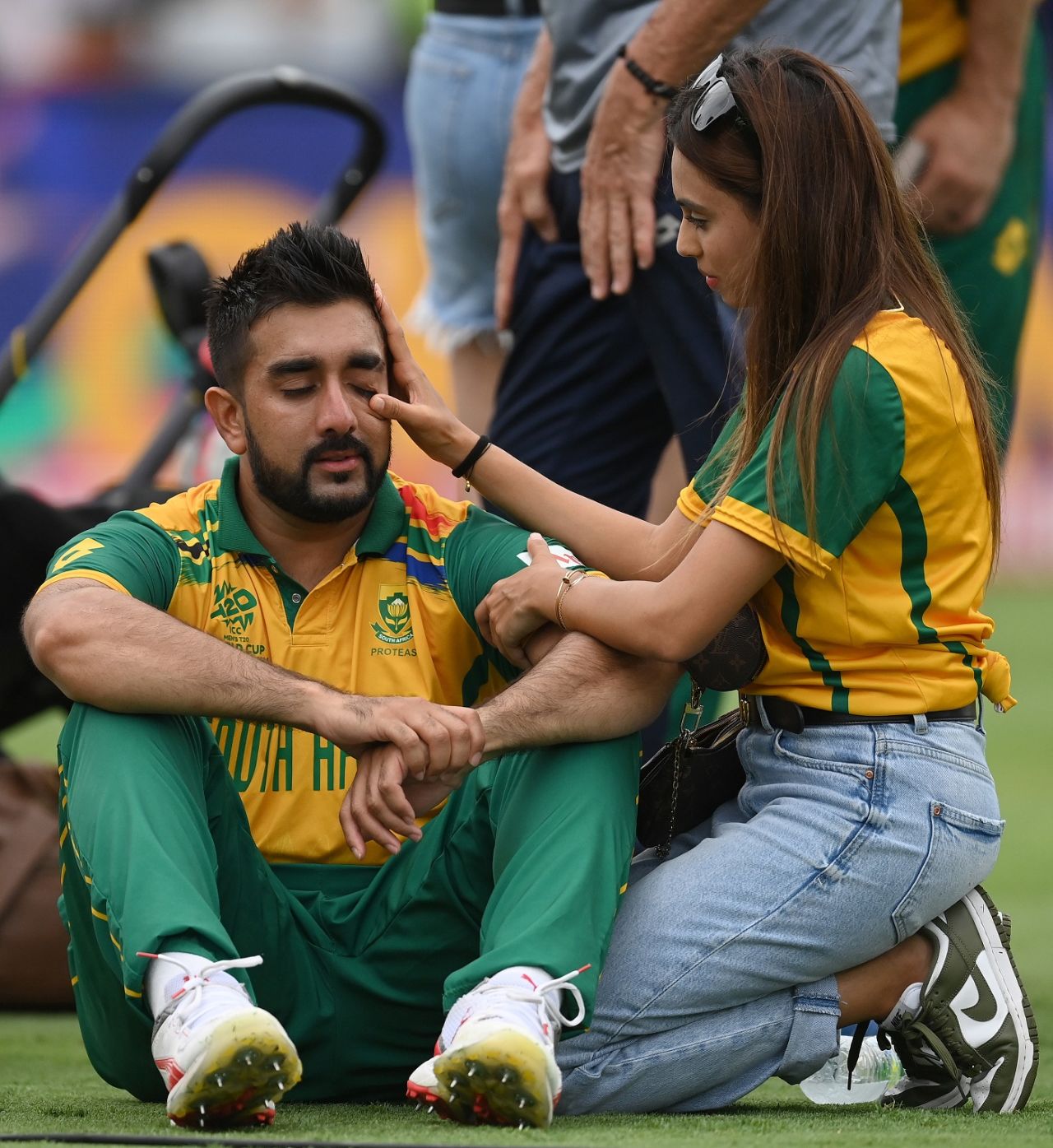 Tabraiz Shamsi is comforted by his wife after South Africa's World Cup final defeat, India vs South Africa, T20 World Cup final, Bridgetown, Barbados, June 29, 2024