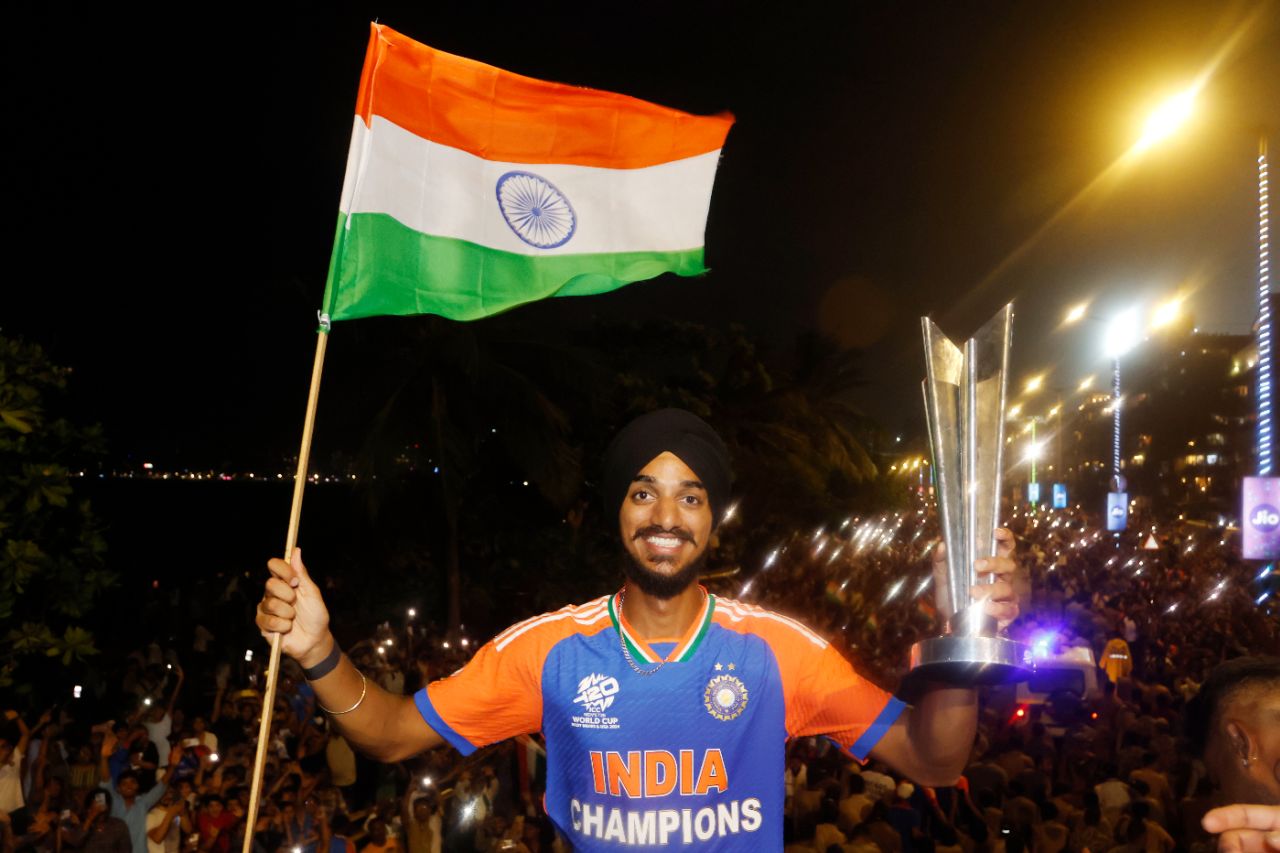 Arshdeep Singh, India's hero in the 19th over of the chase, gets his hands on the silverware, Mumbai, July 4, 2024
