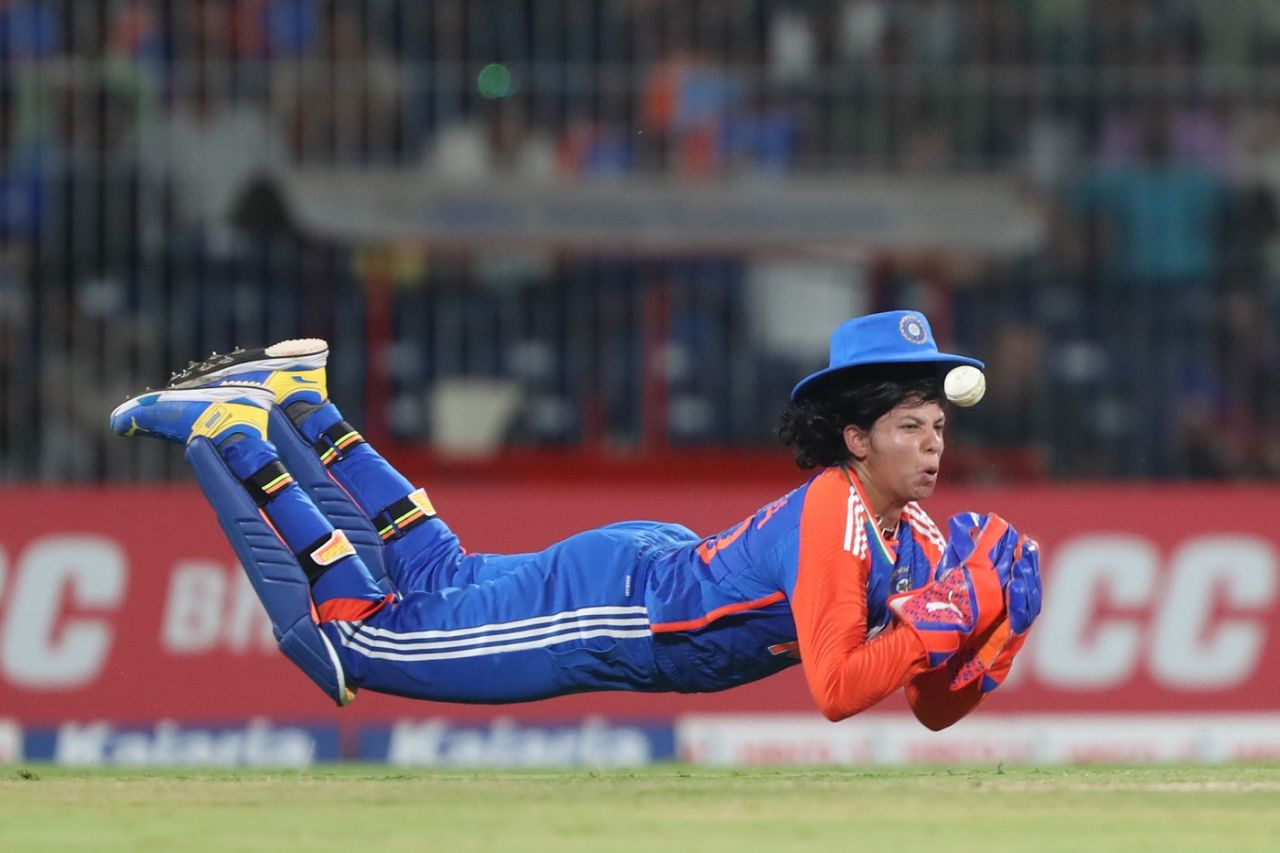 Richa Ghosh took a blow to her face after dropping Tazmin Brits, India vs South Africa, 1st T20I, Chennai, July 5, 2024