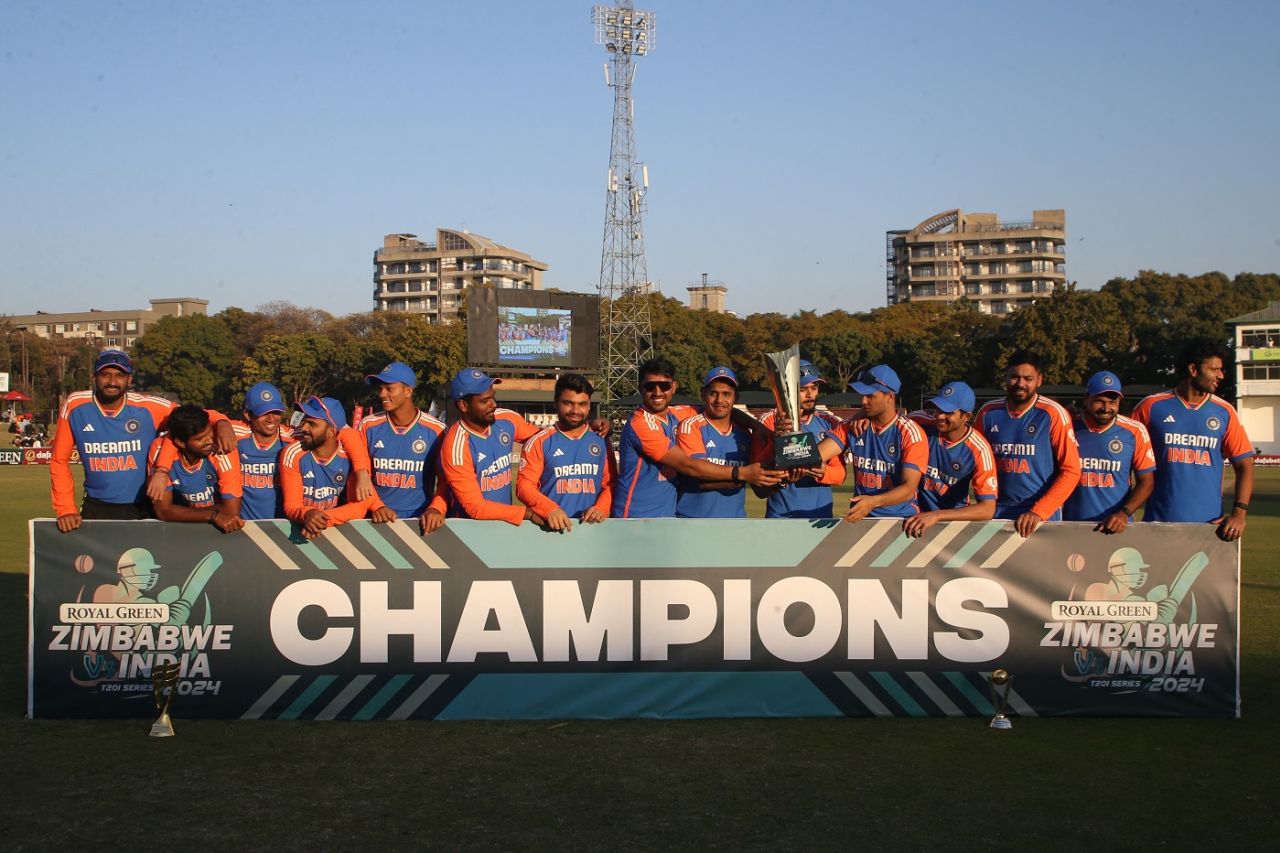The victorious Indian side proudly holds the trophy aloft, Zimbabwe vs India, 5th Men's T20I, Harare, July 14, 2024