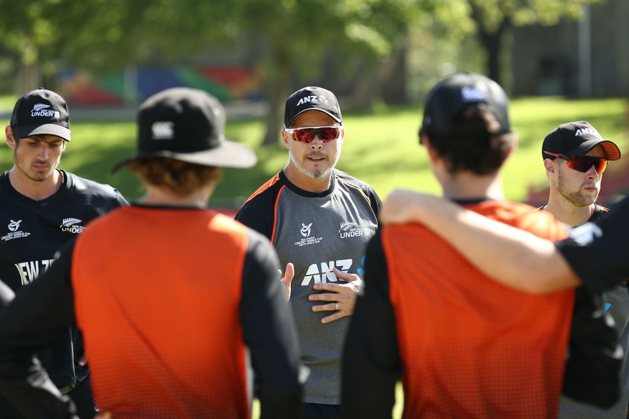 New Zealand Under 19 coach Paul Wiseman chats with players in the huddle, India vs New Zealand, 2020 U19 World Cup, Bloemfontein, January 24, 2020