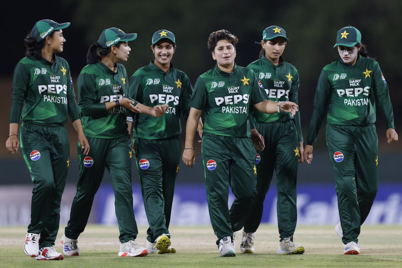Her team-mates are all ears as Nida Dar makes a point, Nepal vs Pakistan, Women's Asia Cup, Dambulla, July 21, 2024