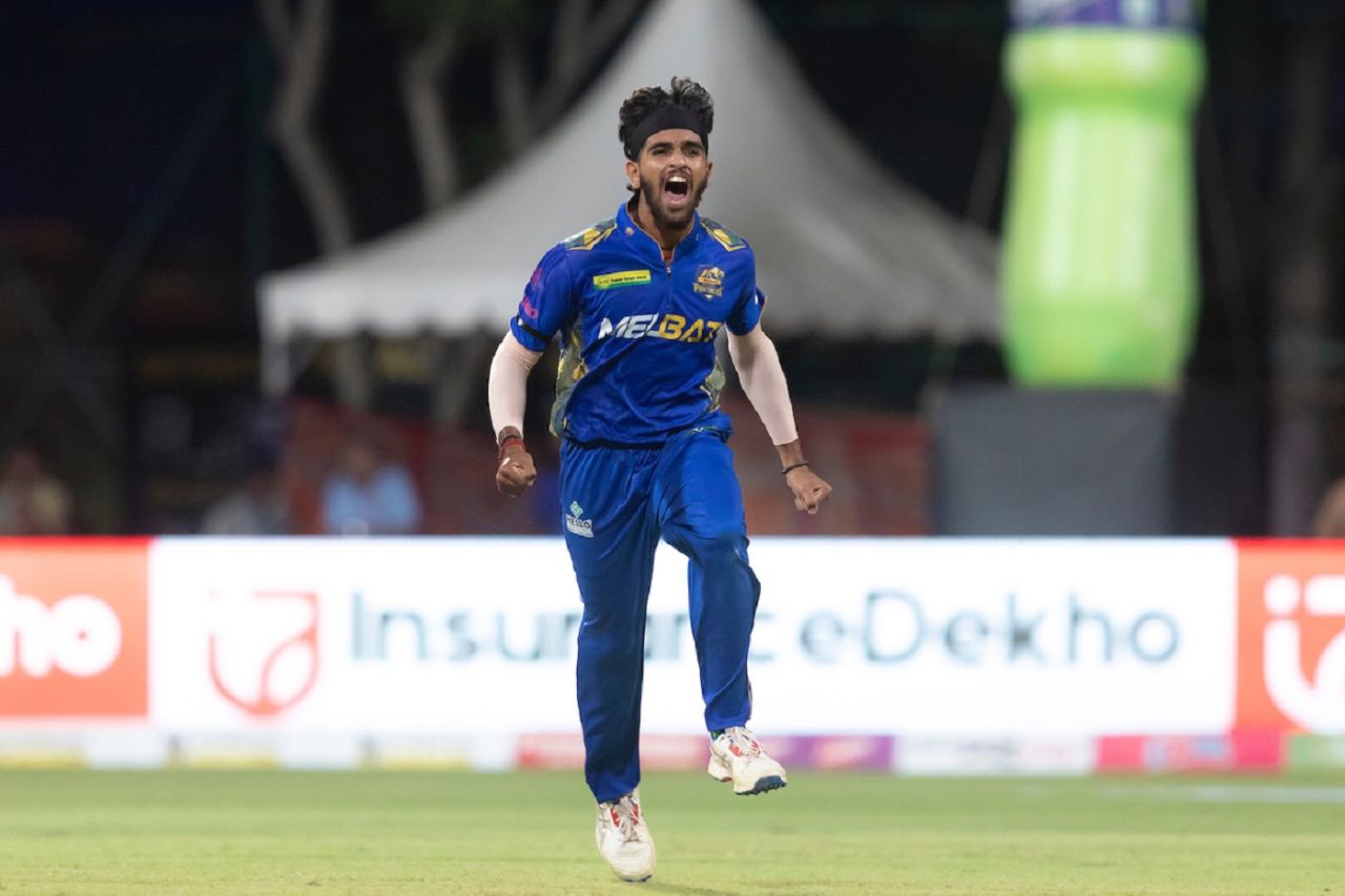 Karthick Manikandan is pumped after taking a wicket, Dindigul Dragons vs Siechem Madurai Panthers, TNPL 2024, Dindigul, July 26, 2024
