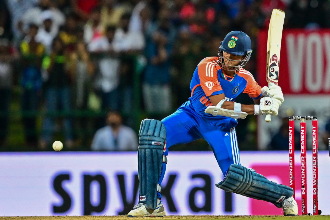 Yashasvi Jaiswal lines one up on his way to top scoring with 30 off 15, Sri Lanka vs India, 2nd T20I, Pallekele, July 28, 2024