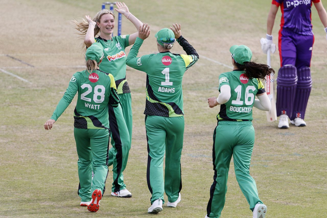 Lauren Bell defended seven off the final over on the way to figures of 4 for 11, Northern Superchargers vs Southern Brave, Women's Hundred, Headingley, July 30, 2024