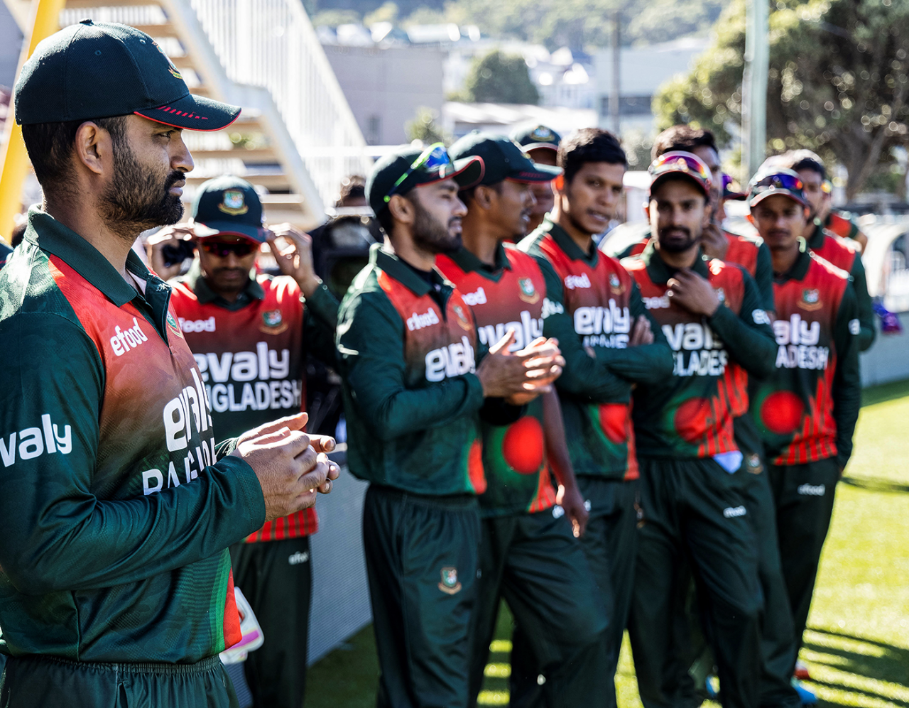 Tamim Iqbal and his Bangladesh players wait to take the field, New Zealand vs Bangladesh, 3rd ODI, Wellington, March 26, 2021