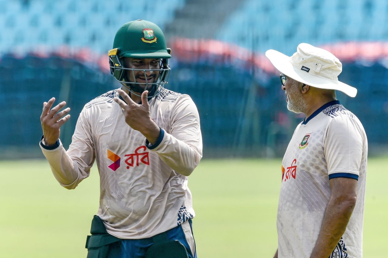 Shakib Al Hasan chats with Chandika Hathurusinghe at a training session in Lahore, August 14, 2024