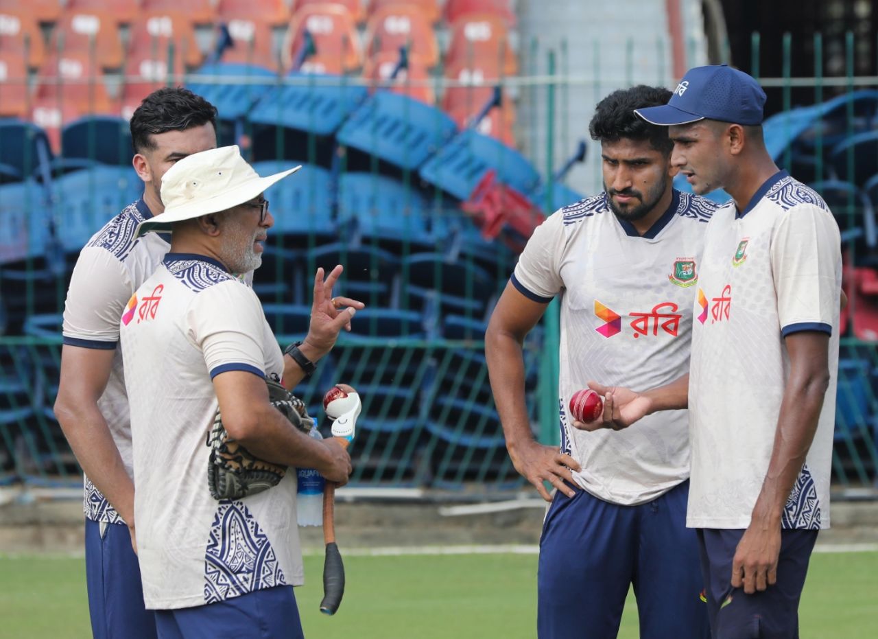 Bangladesh head coach Chandika Hathurusinghe chats with Taskin Ahmed, Khaled Ahmed and Nahid Rana, Lahore, August 14, 2024