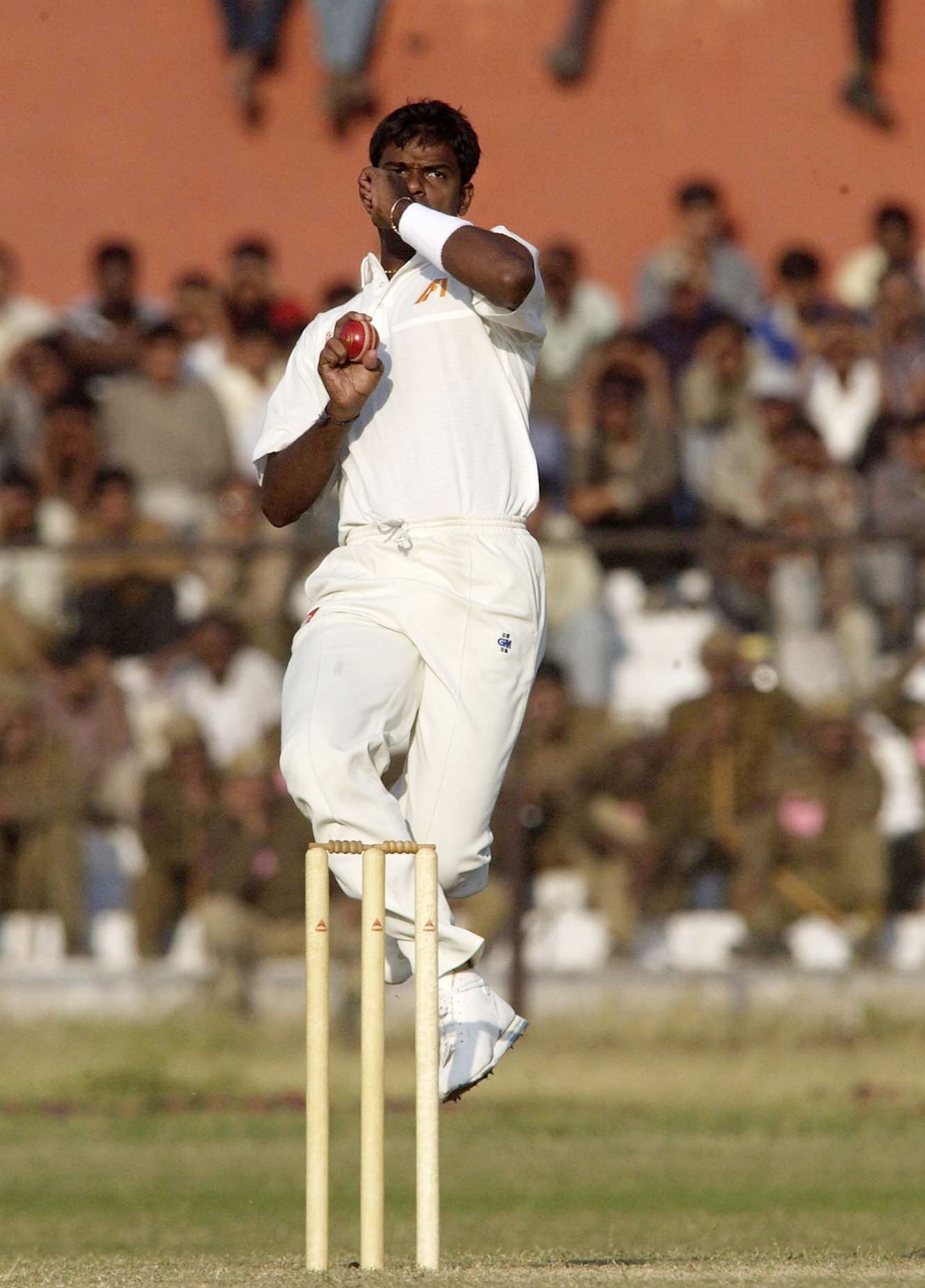 Dodda Ganesh gets into his delivery stride, India A vs England XI, tour match, Jaipur, day 1, November 27, 2001
