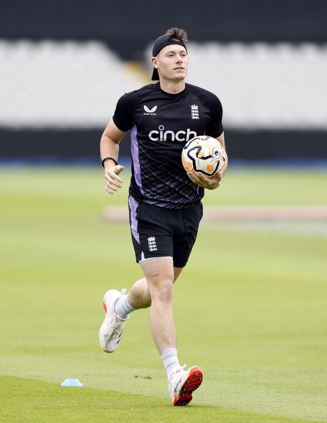 Matthew Potts warms up before a training session, Manchester, August 19, 2024