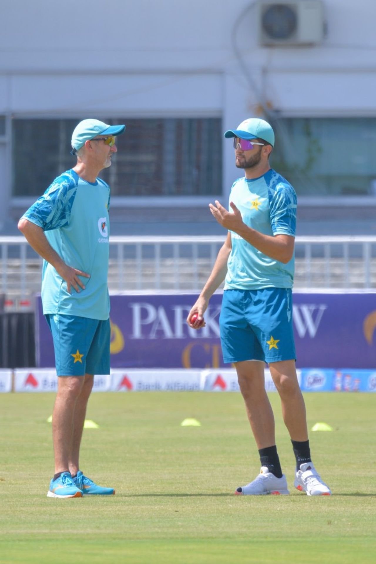 Jason Gillespie has a chat with Shaheen Shah Afridi, Pakistan vs Bangladesh, 1st Test, Rawalpindi, 1st day, August 21, 2024