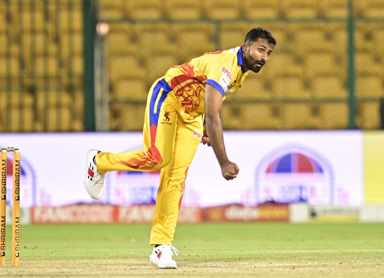 Shreyas Gopal returned 1 for 13 in his four overs, Gulbarga Mystics vs Mangalore Dragons, Maharaja T20 Trophy, Bengaluru, August 23, 2024